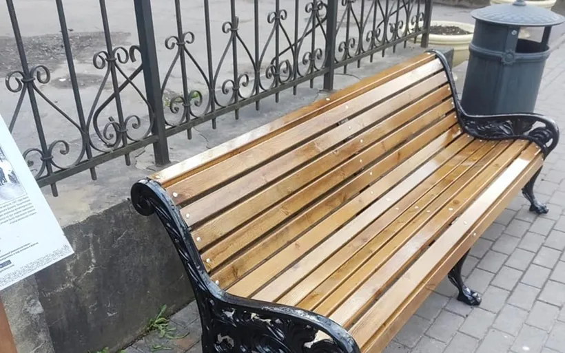 Новые скамейки и&nbsp;урны устанавливают в&nbsp;городе Гатчина