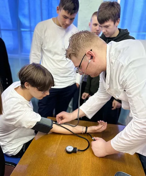 Волонтеры-медики провели занятие в&nbsp;школе Усть-Катава Челябинской области
