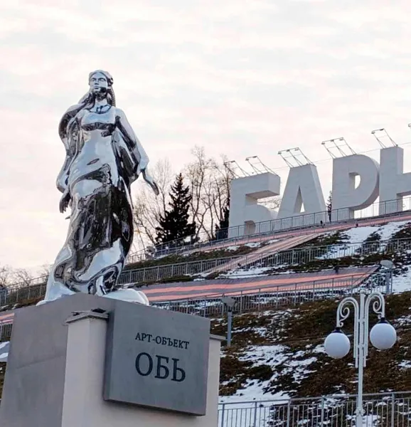 В&nbsp;Барнауле установили арт-объект, символизирующий реку Обь