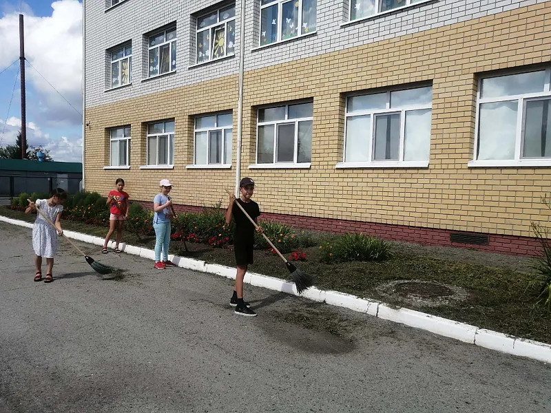 На&nbsp;территории Аромашевской школы в&nbsp;Тюменской области прошел субботник