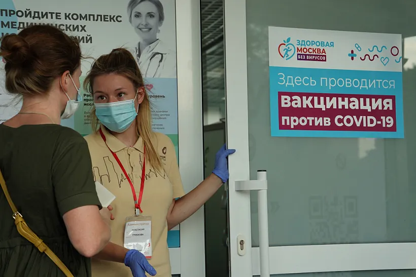 Волонтеры помогают медикам проводить вакцинацию от&nbsp;коронавируса