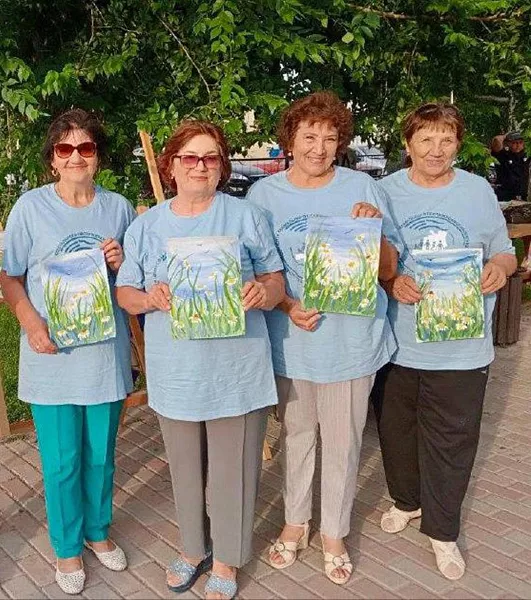 Саратовских пенсионеров научили рисовать летний пейзаж с&nbsp;ромашками