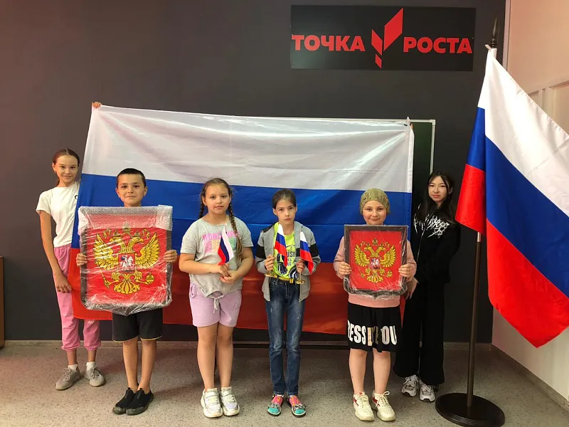 Районные школы Волгоградской области получили наборы госсимволики