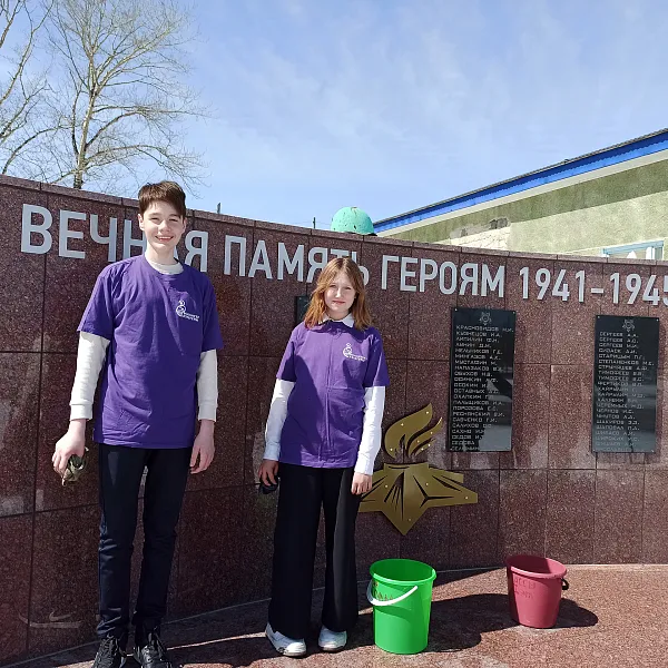 На&nbsp;Сахалине волонтеры приняли участие в&nbsp;субботнике у&nbsp;воинского мемориала