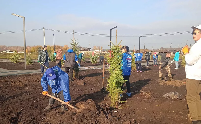 Территорию нового сквера озеленили в&nbsp;челябинском селе Рождественка