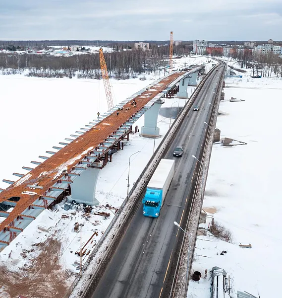 В&nbsp;городе Кириши Ленинградской области обустраивают проезжую часть моста
