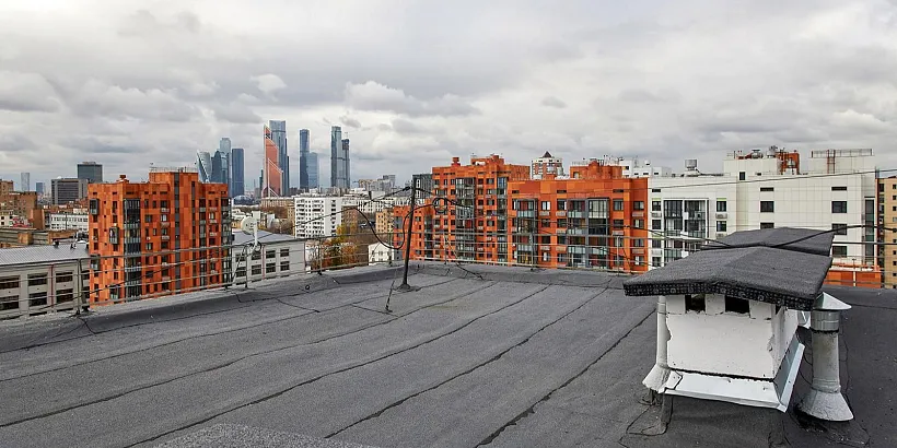 Более 670&nbsp;крыш жилых домов капитально отремонтируют в&nbsp;Москве