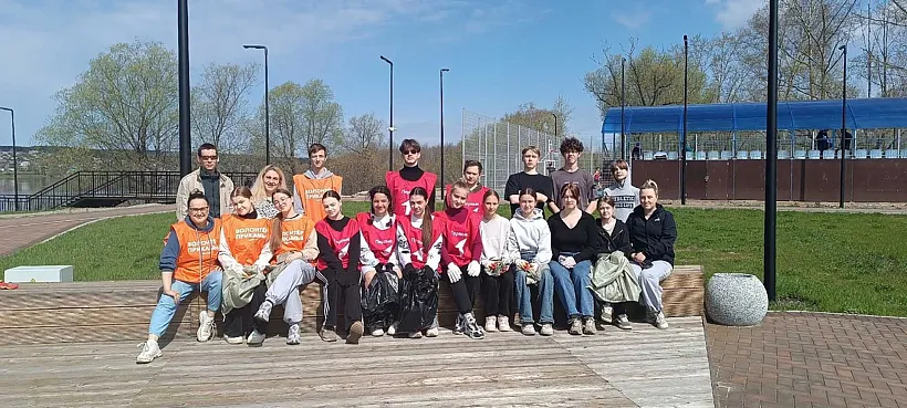 Молодежь города Александровска в&nbsp;Прикамье расчистила набережную пруда