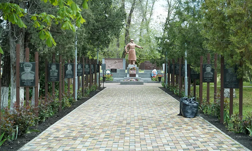 В&nbsp;центральном парке села Кочубеевского на&nbsp;Ставрополье провели субботник