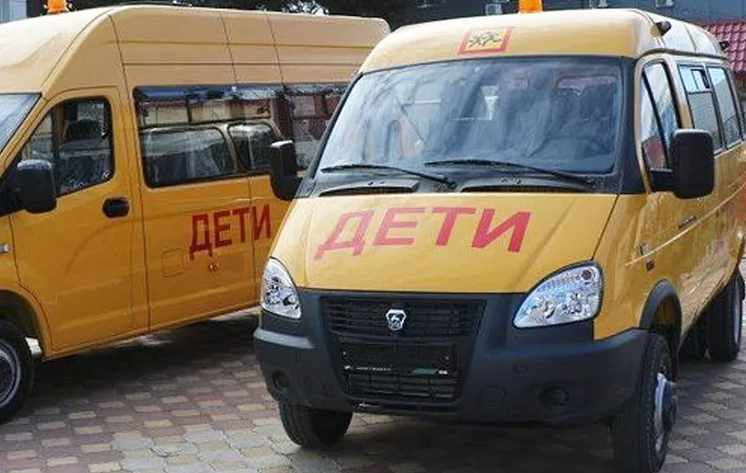 Две школы Хивского района Дагестана получили новые автобусы