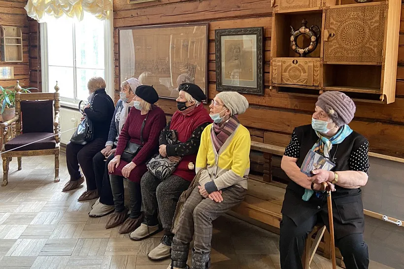 Пенсионеры Санкт-Петербурга посещают памятные места города по&nbsp;нацпроекту