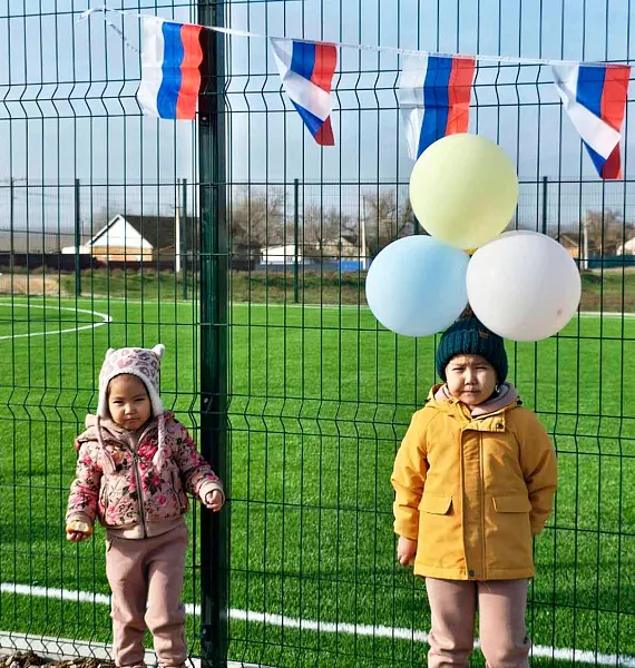 В&nbsp;поселке Ики-Чонос в&nbsp;Калмыкии открыли футбольное поле