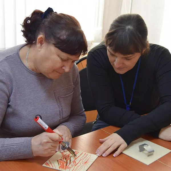 Саратовские пенсионеры осваивают творческую технику пирографии