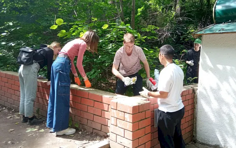 Саратовские студенты провели уборку территории возле родников