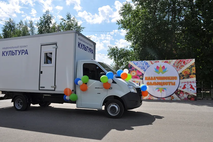 Три района Омской области получили передвижные культурные центры