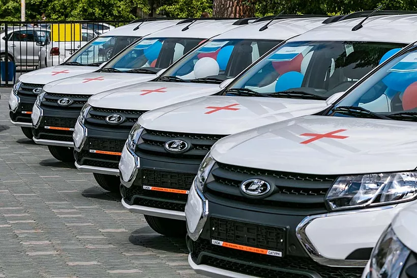 Свердловским больницам передали новые санитарные автомобили